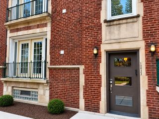10433 S Hale Avenue 2a, Chicago, IL 60643