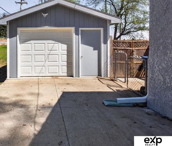 2001 Jackson Street, Bellevue, NE 68005