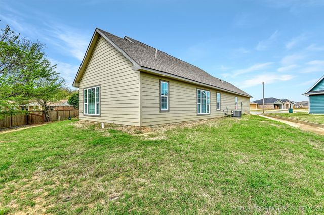 1178 Wild Indigo Circle, Calera, OK 74730