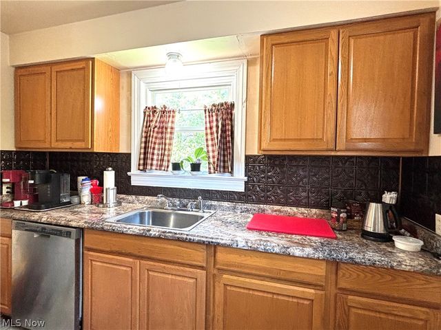 145 S Vine Street, Columbiana, OH 44408