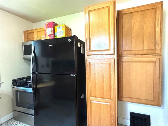 145 S Vine Street, Columbiana, OH 44408