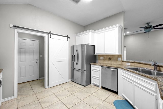 121 Clear Water Street W, Montgomery, TX 77356