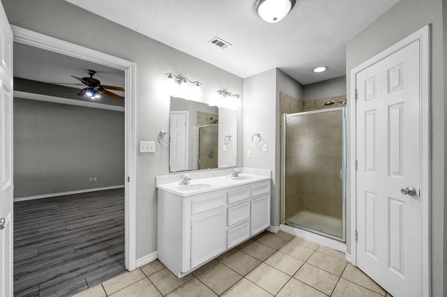 121 Clear Water Street W, Montgomery, TX 77356