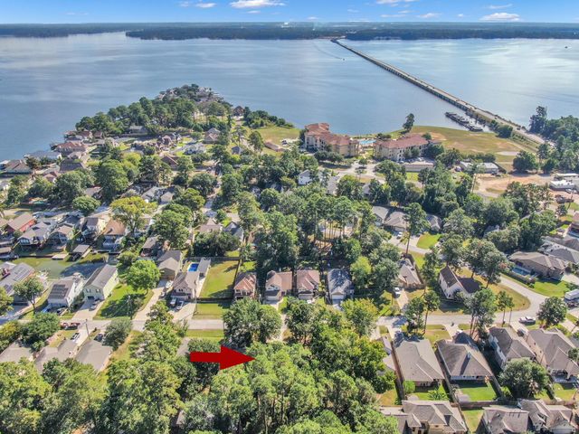 121 Clear Water Street W, Montgomery, TX 77356