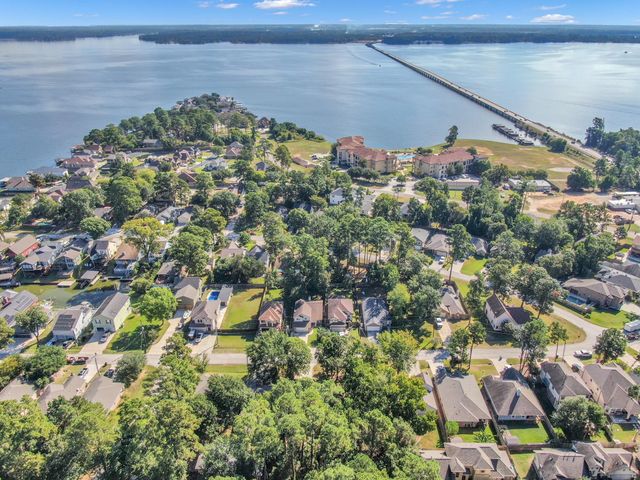 121 Clear Water Street W, Montgomery, TX 77356