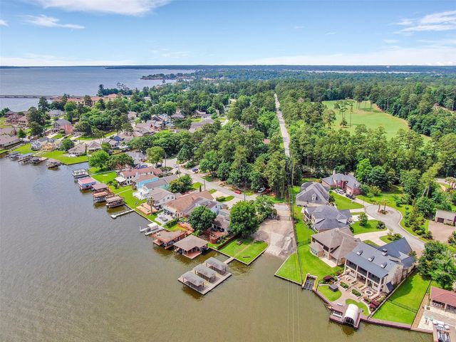 121 Clear Water Street W, Montgomery, TX 77356