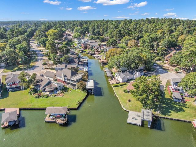 121 Clear Water Street W, Montgomery, TX 77356