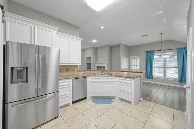 121 Clear Water Street W, Montgomery, TX 77356