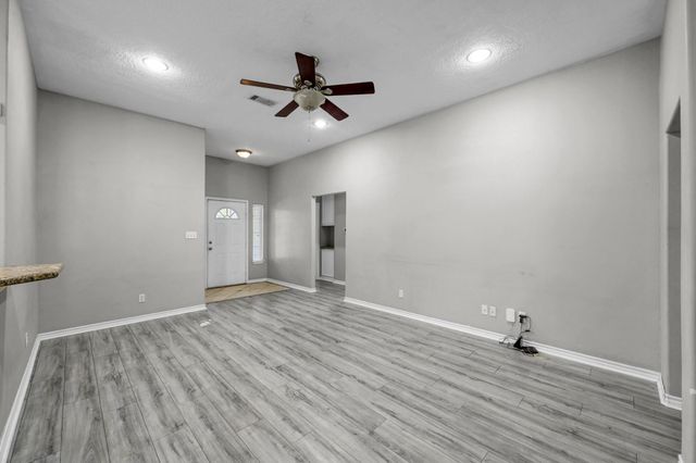 121 Clear Water Street W, Montgomery, TX 77356