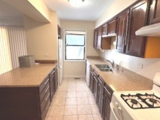 19129 Pine Drive 113, Country Club Hills, IL 60478