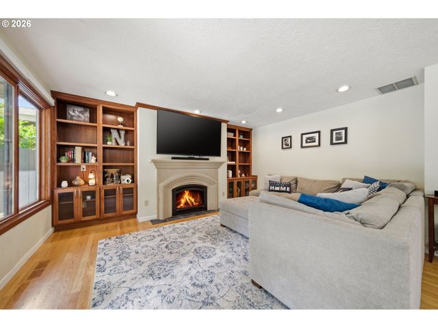 9125 Sw HILL St, Portland, OR 97223
