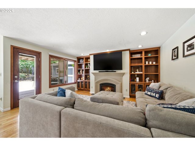9125 Sw HILL St, Portland, OR 97223