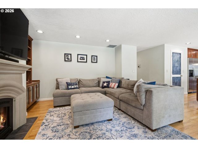 9125 Sw HILL St, Portland, OR 97223