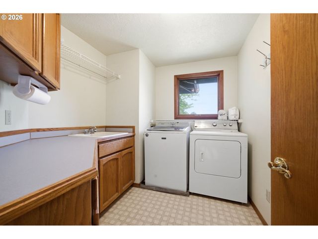 9125 Sw HILL St, Portland, OR 97223