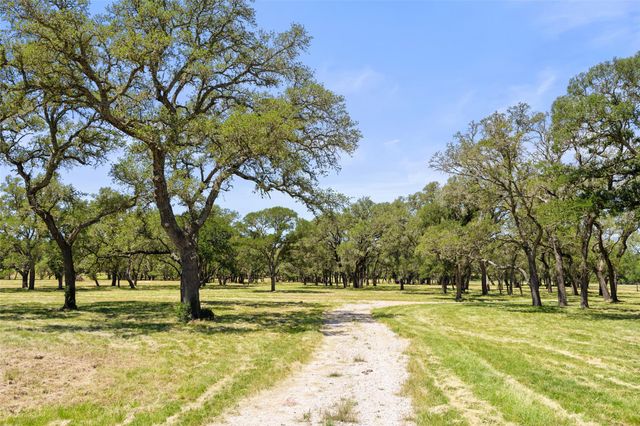 937 Flat Creek RD, Johnson City, TX 78636