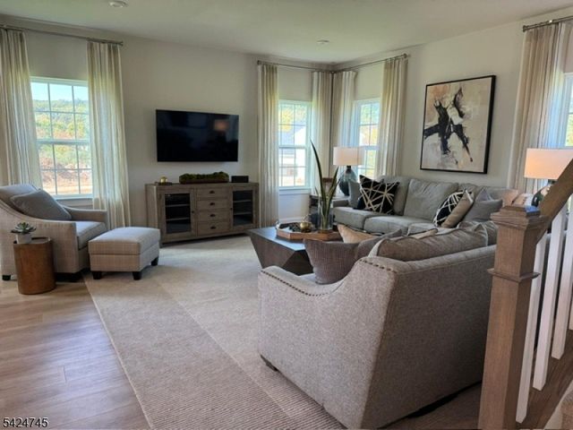 2 Drake Ct, Washington Twp., NJ 07882