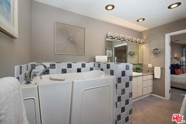 2552 Navarra Drive A, Carlsbad, CA 92009