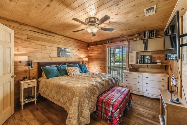 23 Hunters Creek Drive, Huntsville, TX 77340