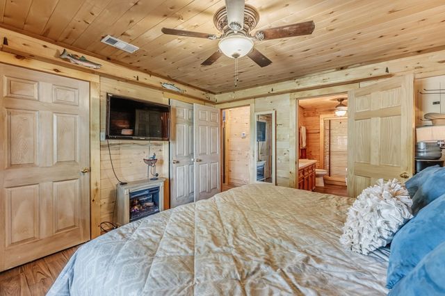 23 Hunters Creek Drive, Huntsville, TX 77340
