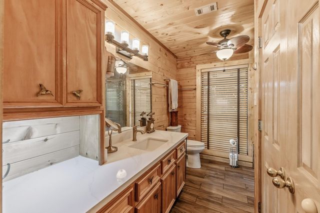 23 Hunters Creek Drive, Huntsville, TX 77340