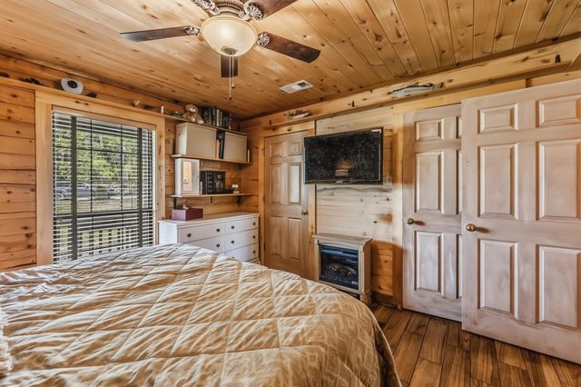 23 Hunters Creek Drive, Huntsville, TX 77340