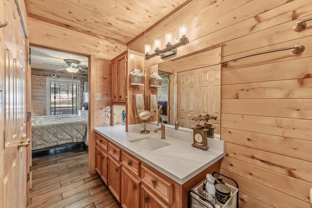 23 Hunters Creek Drive, Huntsville, TX 77340