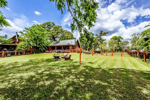 23 Hunters Creek Drive, Huntsville, TX 77340