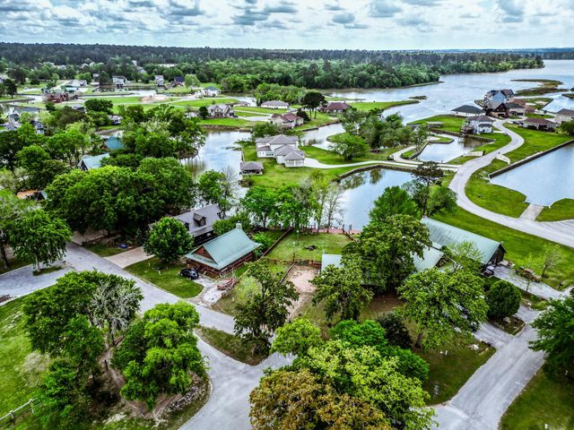 23 Hunters Creek Drive, Huntsville, TX 77340