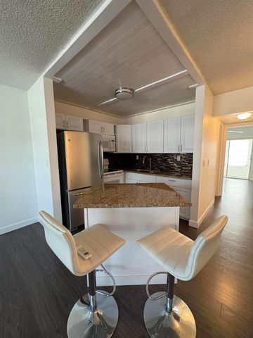 26 Kingswood B, West Palm Beach, FL 33417