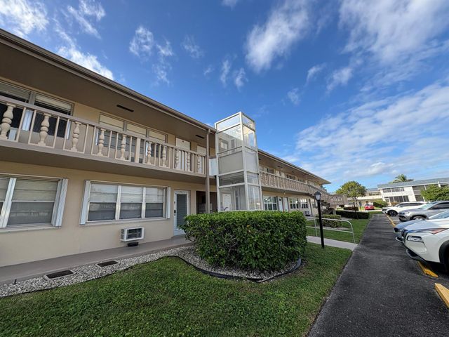 26 Kingswood B, West Palm Beach, FL 33417