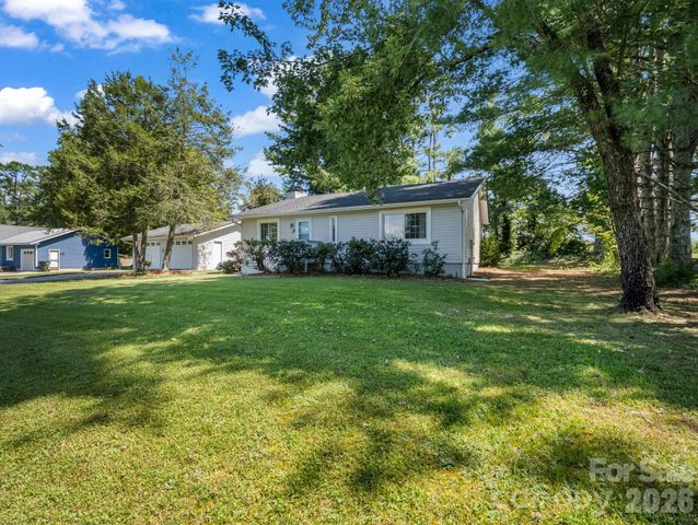 3 Apple Blossom Lane, Hendersonville, NC 28792