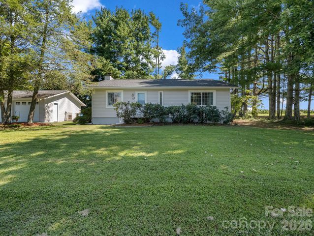 3 Apple Blossom Lane, Hendersonville, NC 28792