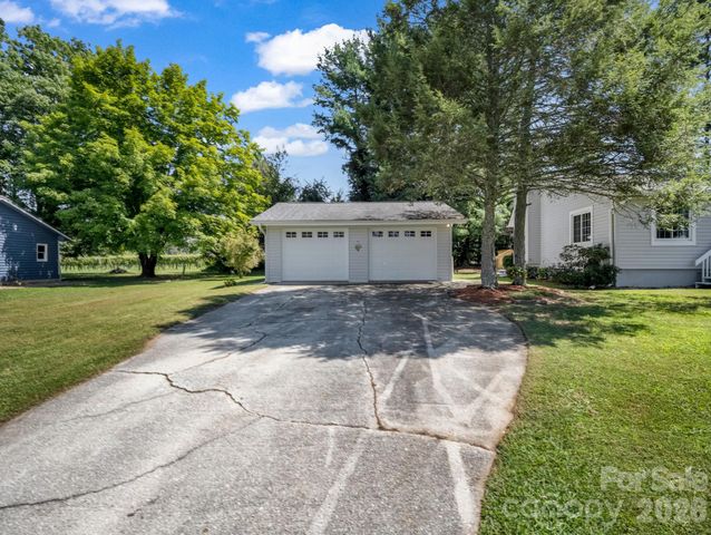 3 Apple Blossom Lane, Hendersonville, NC 28792