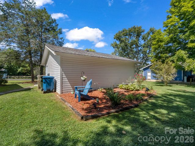 3 Apple Blossom Lane, Hendersonville, NC 28792
