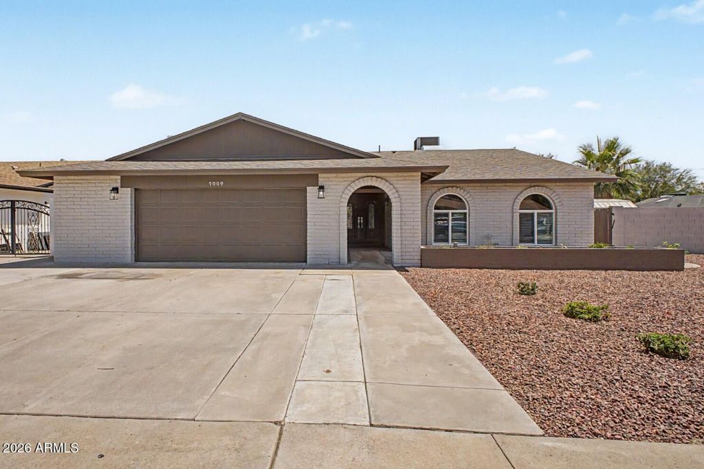 1009 W PAMPA Avenue, Mesa, AZ 85210