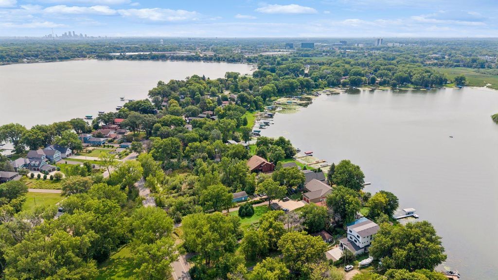 225 Peninsula Road, Medicine Lake, MN 55441 — photo 2
