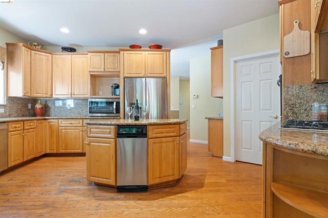 628 Stanley Ln, El Sobrante, CA 94803
