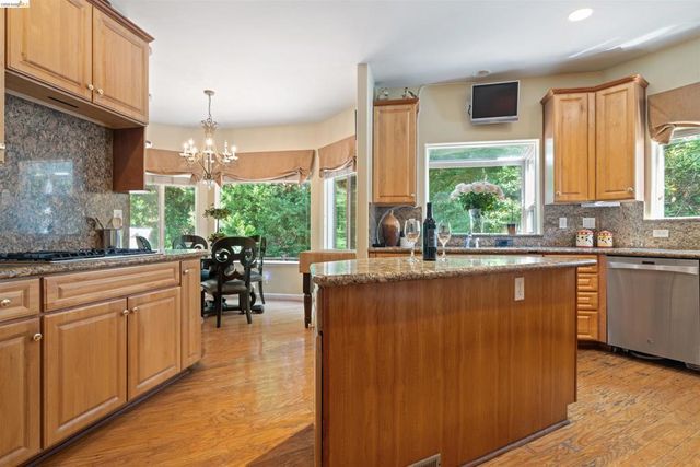628 Stanley Ln, El Sobrante, CA 94803