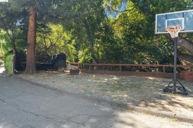 628 Stanley Ln, El Sobrante, CA 94803