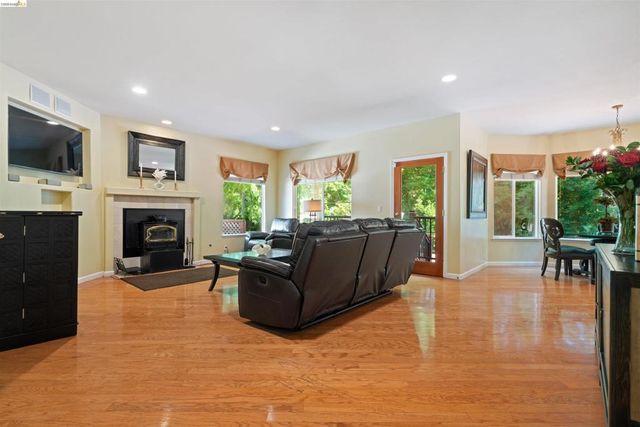 628 Stanley Ln, El Sobrante, CA 94803