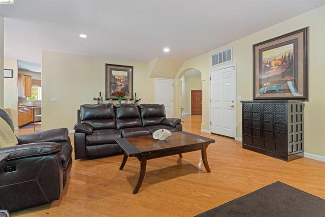 628 Stanley Ln, El Sobrante, CA 94803