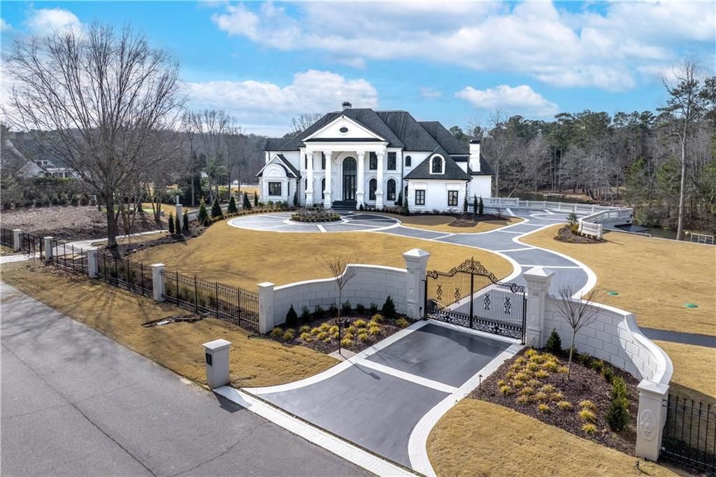 Image 2 of property listing at 10450 Belladrum, Alpharetta, GA 30022