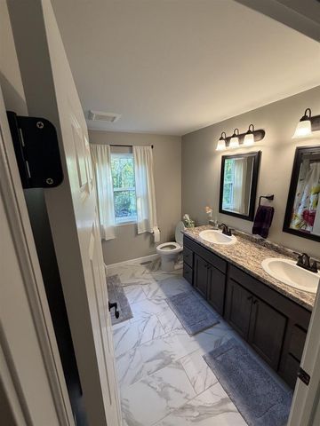 530 WOODLAND CIRCLE, Waupaca, WI 54981