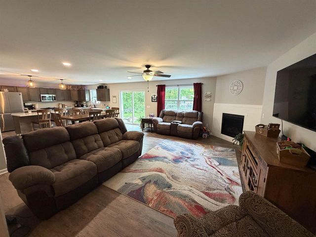 530 WOODLAND CIRCLE, Waupaca, WI 54981