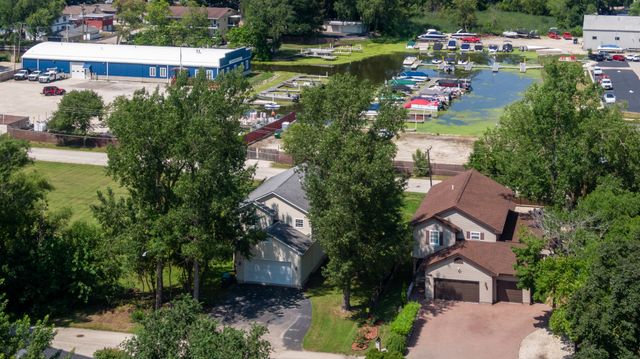 10 Matts Road, Fox Lake, IL 60020