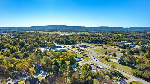 634 S Happy Hollow Road, Fayetteville, AR 72701