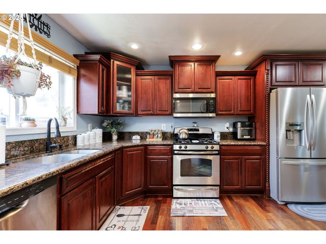 9907 Se AMHERST St, Clackamas, OR 97015