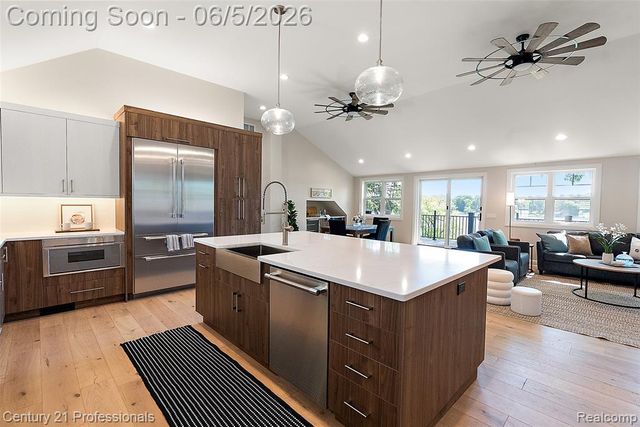 1420 Pettibone Lake Road, Highland, MI 48356