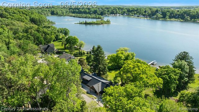1420 Pettibone Lake Road, Highland, MI 48356