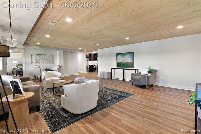 1420 Pettibone Lake Road, Highland, MI 48356